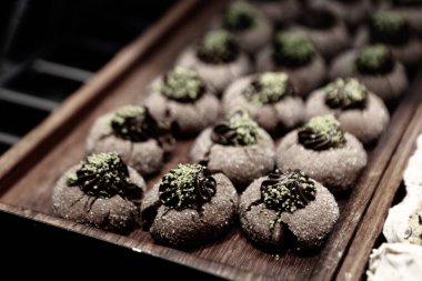 Bir grup çeşit kurabiye. Çikolata parçacıklı, yulaflı, kuru üzümlü, beyaz çikolatalı.