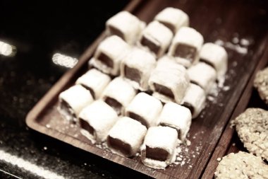 Bir grup çeşit kurabiye. Çikolata parçacıklı, yulaflı, kuru üzümlü, beyaz çikolatalı.