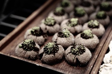 Bir grup çeşit kurabiye. Çikolata parçacıklı, yulaflı, kuru üzümlü, beyaz çikolatalı.