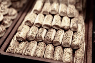 Bir grup çeşit kurabiye. Çikolata parçacıklı, yulaflı, kuru üzümlü, beyaz çikolatalı.