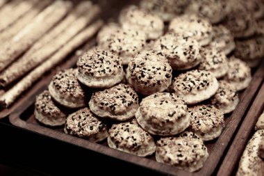 Bir grup çeşit kurabiye. Çikolata parçacıklı, yulaflı, kuru üzümlü, beyaz çikolatalı.