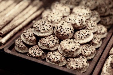 Bir grup çeşit kurabiye. Çikolata parçacıklı, yulaflı, kuru üzümlü, beyaz çikolatalı.