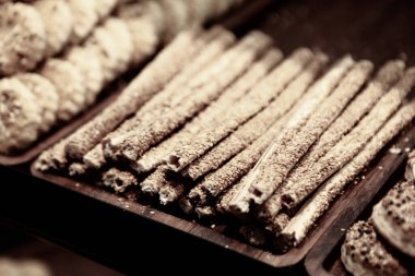 Bir grup çeşit kurabiye. Çikolata parçacıklı, yulaflı, kuru üzümlü, beyaz çikolatalı.