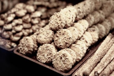 Bir grup çeşit kurabiye. Çikolata parçacıklı, yulaflı, kuru üzümlü, beyaz çikolatalı.