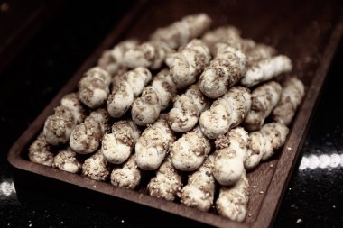 Bir grup çeşit kurabiye. Çikolata parçacıklı, yulaflı, kuru üzümlü, beyaz çikolatalı.