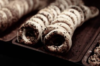 Bir grup çeşit kurabiye. Çikolata parçacıklı, yulaflı, kuru üzümlü, beyaz çikolatalı.