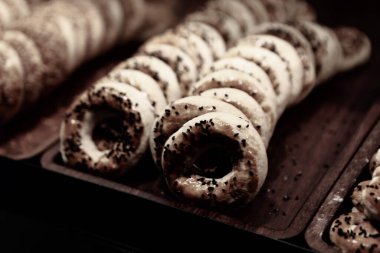 Bir grup çeşit kurabiye. Çikolata parçacıklı, yulaflı, kuru üzümlü, beyaz çikolatalı.