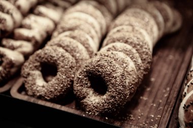 Bir grup çeşit kurabiye. Çikolata parçacıklı, yulaflı, kuru üzümlü, beyaz çikolatalı.