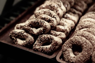 Bir grup çeşit kurabiye. Çikolata parçacıklı, yulaflı, kuru üzümlü, beyaz çikolatalı.