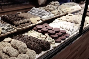 Bir grup çeşit kurabiye. Çikolata parçacıklı, yulaflı, kuru üzümlü, beyaz çikolatalı.