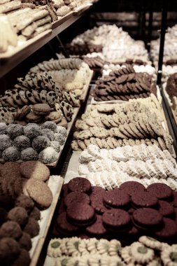 Bir grup çeşit kurabiye. Çikolata parçacıklı, yulaflı, kuru üzümlü, beyaz çikolatalı.