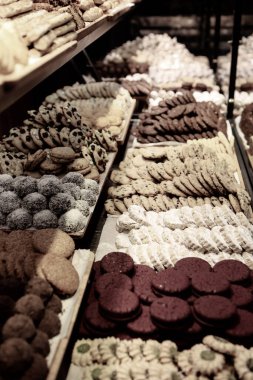 Bir grup çeşit kurabiye. Çikolata parçacıklı, yulaflı, kuru üzümlü, beyaz çikolatalı.