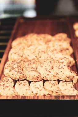 Bir grup çeşit kurabiye. Çikolata parçacıklı, yulaflı, kuru üzümlü, beyaz çikolatalı.