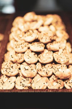 Bir grup çeşit kurabiye. Çikolata parçacıklı, yulaflı, kuru üzümlü, beyaz çikolatalı.