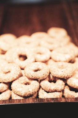 Bir grup çeşit kurabiye. Çikolata parçacıklı, yulaflı, kuru üzümlü, beyaz çikolatalı.