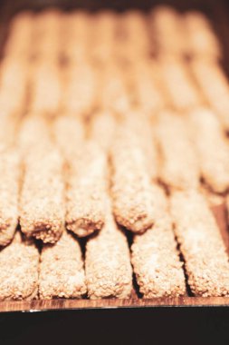 Bir grup çeşit kurabiye. Çikolata parçacıklı, yulaflı, kuru üzümlü, beyaz çikolatalı.