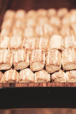 Bir grup çeşit kurabiye. Çikolata parçacıklı, yulaflı, kuru üzümlü, beyaz çikolatalı.