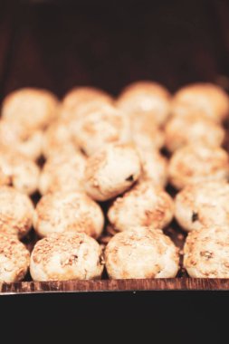 Bir grup çeşit kurabiye. Çikolata parçacıklı, yulaflı, kuru üzümlü, beyaz çikolatalı.