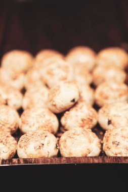 Bir grup çeşit kurabiye. Çikolata parçacıklı, yulaflı, kuru üzümlü, beyaz çikolatalı.