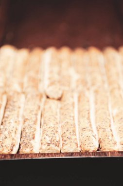 Bir grup çeşit kurabiye. Çikolata parçacıklı, yulaflı, kuru üzümlü, beyaz çikolatalı.