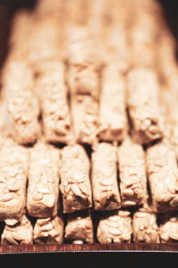 Bir grup çeşit kurabiye. Çikolata parçacıklı, yulaflı, kuru üzümlü, beyaz çikolatalı.