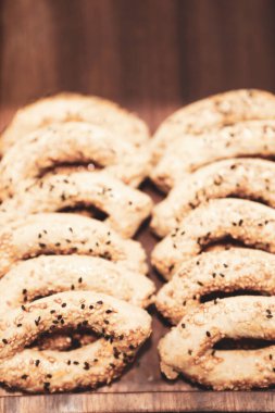 Bir grup çeşit kurabiye. Çikolata parçacıklı, yulaflı, kuru üzümlü, beyaz çikolatalı.