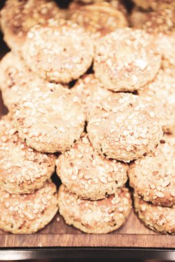 Bir grup çeşit kurabiye. Çikolata parçacıklı, yulaflı, kuru üzümlü, beyaz çikolatalı.