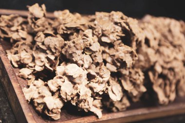 Bir grup çeşit kurabiye. Çikolata parçacıklı, yulaflı, kuru üzümlü, beyaz çikolatalı.