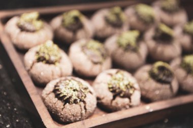 Bir grup çeşit kurabiye. Çikolata parçacıklı, yulaflı, kuru üzümlü, beyaz çikolatalı.