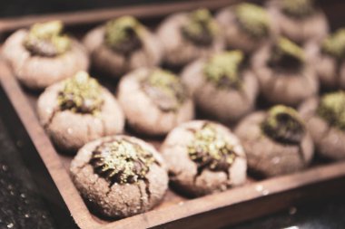 Bir grup çeşit kurabiye. Çikolata parçacıklı, yulaflı, kuru üzümlü, beyaz çikolatalı.