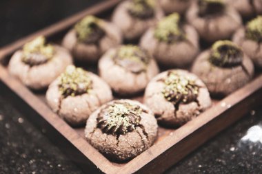 Bir grup çeşit kurabiye. Çikolata parçacıklı, yulaflı, kuru üzümlü, beyaz çikolatalı.