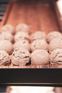 Bir grup çeşit kurabiye. Çikolata parçacıklı, yulaflı, kuru üzümlü, beyaz çikolatalı.