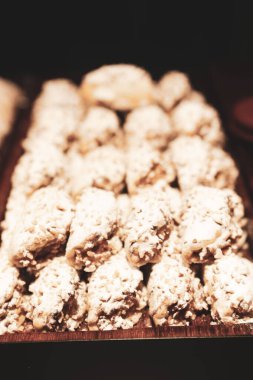 Bir grup çeşit kurabiye. Çikolata parçacıklı, yulaflı, kuru üzümlü, beyaz çikolatalı.