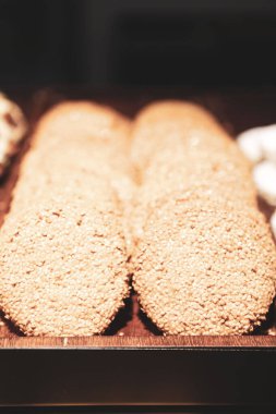 Bir grup çeşit kurabiye. Çikolata parçacıklı, yulaflı, kuru üzümlü, beyaz çikolatalı.