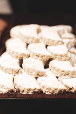 Bir grup çeşit kurabiye. Çikolata parçacıklı, yulaflı, kuru üzümlü, beyaz çikolatalı.