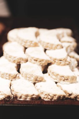 Bir grup çeşit kurabiye. Çikolata parçacıklı, yulaflı, kuru üzümlü, beyaz çikolatalı.