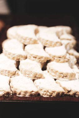 Bir grup çeşit kurabiye. Çikolata parçacıklı, yulaflı, kuru üzümlü, beyaz çikolatalı.