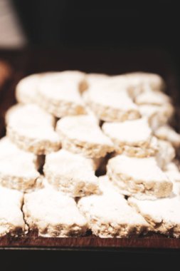 Bir grup çeşit kurabiye. Çikolata parçacıklı, yulaflı, kuru üzümlü, beyaz çikolatalı.