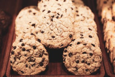 Bir grup çeşit kurabiye. Çikolata parçacıklı, yulaflı, kuru üzümlü, beyaz çikolatalı.