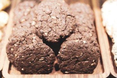 Bir grup çeşit kurabiye. Çikolata parçacıklı, yulaflı, kuru üzümlü, beyaz çikolatalı.