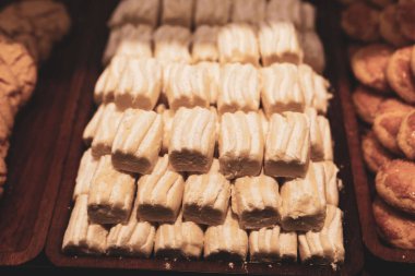 Bir grup çeşit kurabiye. Çikolata parçacıklı, yulaflı, kuru üzümlü, beyaz çikolatalı.