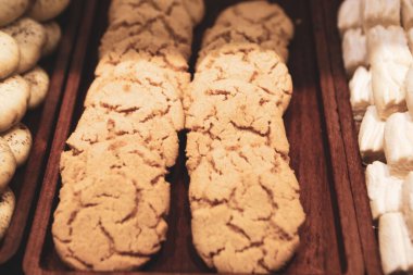 Bir grup çeşit kurabiye. Çikolata parçacıklı, yulaflı, kuru üzümlü, beyaz çikolatalı.