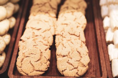 Bir grup çeşit kurabiye. Çikolata parçacıklı, yulaflı, kuru üzümlü, beyaz çikolatalı.