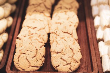 Bir grup çeşit kurabiye. Çikolata parçacıklı, yulaflı, kuru üzümlü, beyaz çikolatalı.