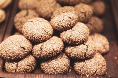 Bir grup çeşit kurabiye. Çikolata parçacıklı, yulaflı, kuru üzümlü, beyaz çikolatalı.