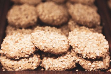 Bir grup çeşit kurabiye. Çikolata parçacıklı, yulaflı, kuru üzümlü, beyaz çikolatalı.