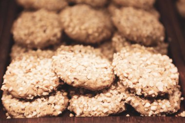 Bir grup çeşit kurabiye. Çikolata parçacıklı, yulaflı, kuru üzümlü, beyaz çikolatalı.