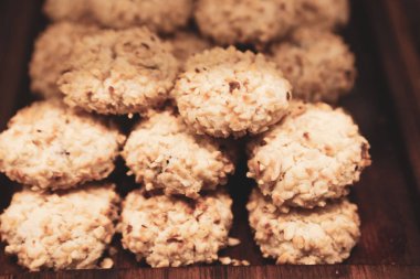 Bir grup çeşit kurabiye. Çikolata parçacıklı, yulaflı, kuru üzümlü, beyaz çikolatalı.