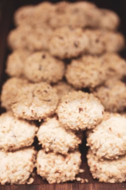 Bir grup çeşit kurabiye. Çikolata parçacıklı, yulaflı, kuru üzümlü, beyaz çikolatalı.