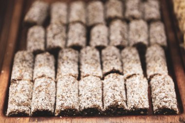 Bir grup çeşit kurabiye. Çikolata parçacıklı, yulaflı, kuru üzümlü, beyaz çikolatalı.